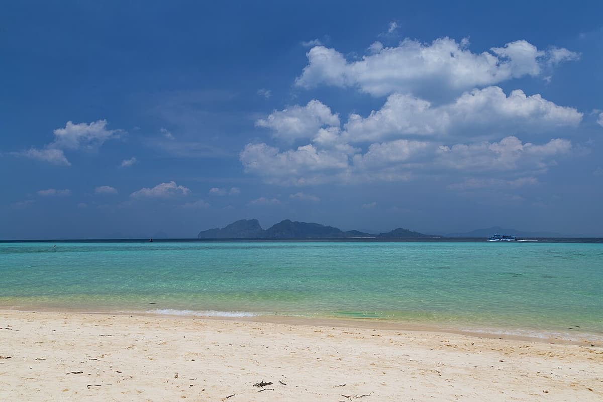 White sand and clear turquoise water on Koh Kradan